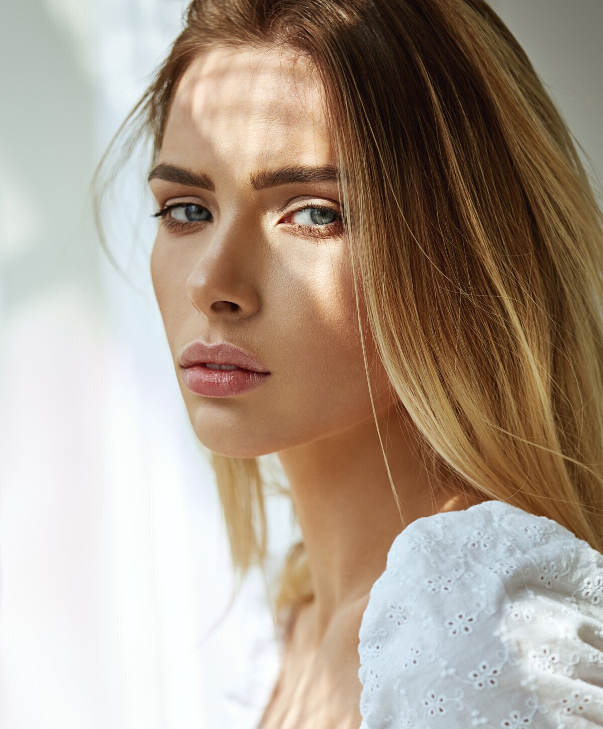St. Louis Under Eye Filler model wearing white